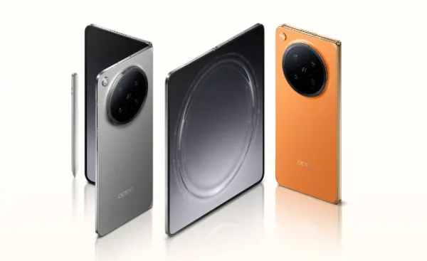 Diplomați admirând OPPO Find N6 la magazinul pop-up din Zhengzhou.