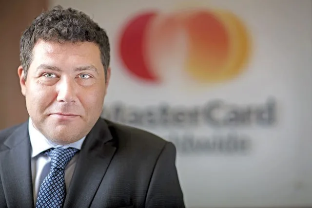 Cosmin Vladimirescu, General Manager Mastercard România, discutând despre programul de loialitate.