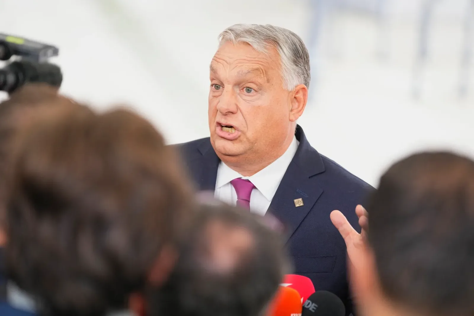 Viktor Orban discutând despre împrumutul pentru Ucraina în fața presei.