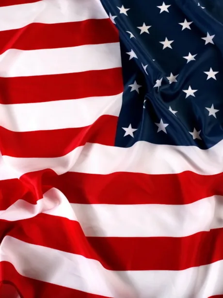 Steag american cu dungi roșii și albe, și un pătrat albastru cu stele albe.