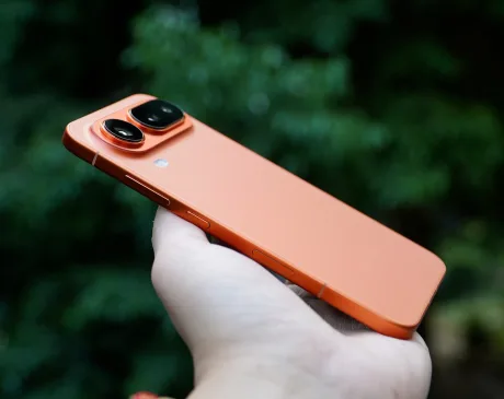 Telefon elegant cu design subțire, dotat cu camere avansate și specificații premium.