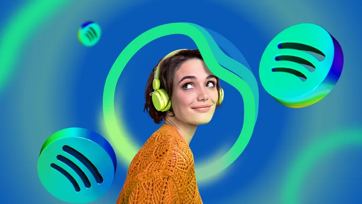 Utilizator ascultând muzică pe Spotify, cu căști verzi și un zâmbet pe față.