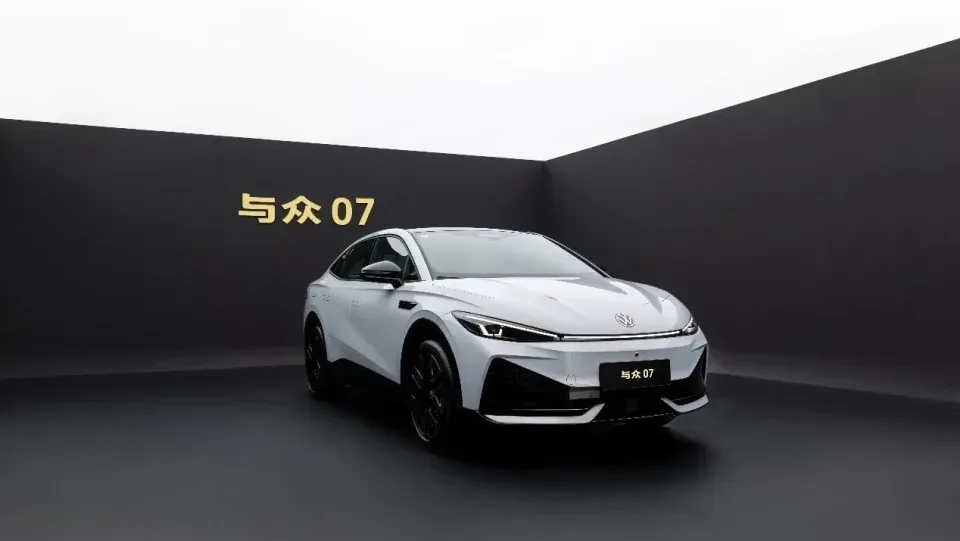 Noul sedan electric ID. Unyx 07 de la Volkswagen Anhui, prezentat pe fundal minimalist.