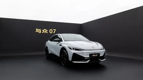 Noul sedan electric ID. Unyx 07 de la Volkswagen Anhui, prezentat pe fundal minimalist.
