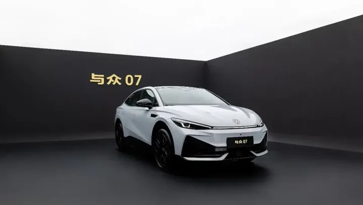 Noul sedan electric ID. Unyx 07 de la Volkswagen Anhui, prezentat pe fundal minimalist.
