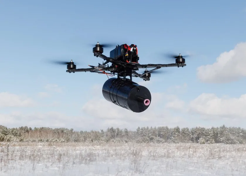 Drone FPV cu fibră optică zburând pe un fundal de peisaj de iarnă.