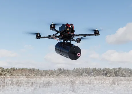 Drone FPV cu fibră optică zburând pe un fundal de peisaj de iarnă.