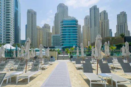 Plaje goale în Dubai, afectate de criza din Iran și scăderea turismului.