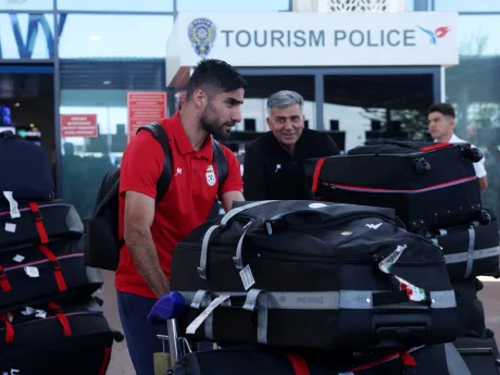 Jucători iranieni pregătesc bagajele pentru deplasarea în Tijuana.