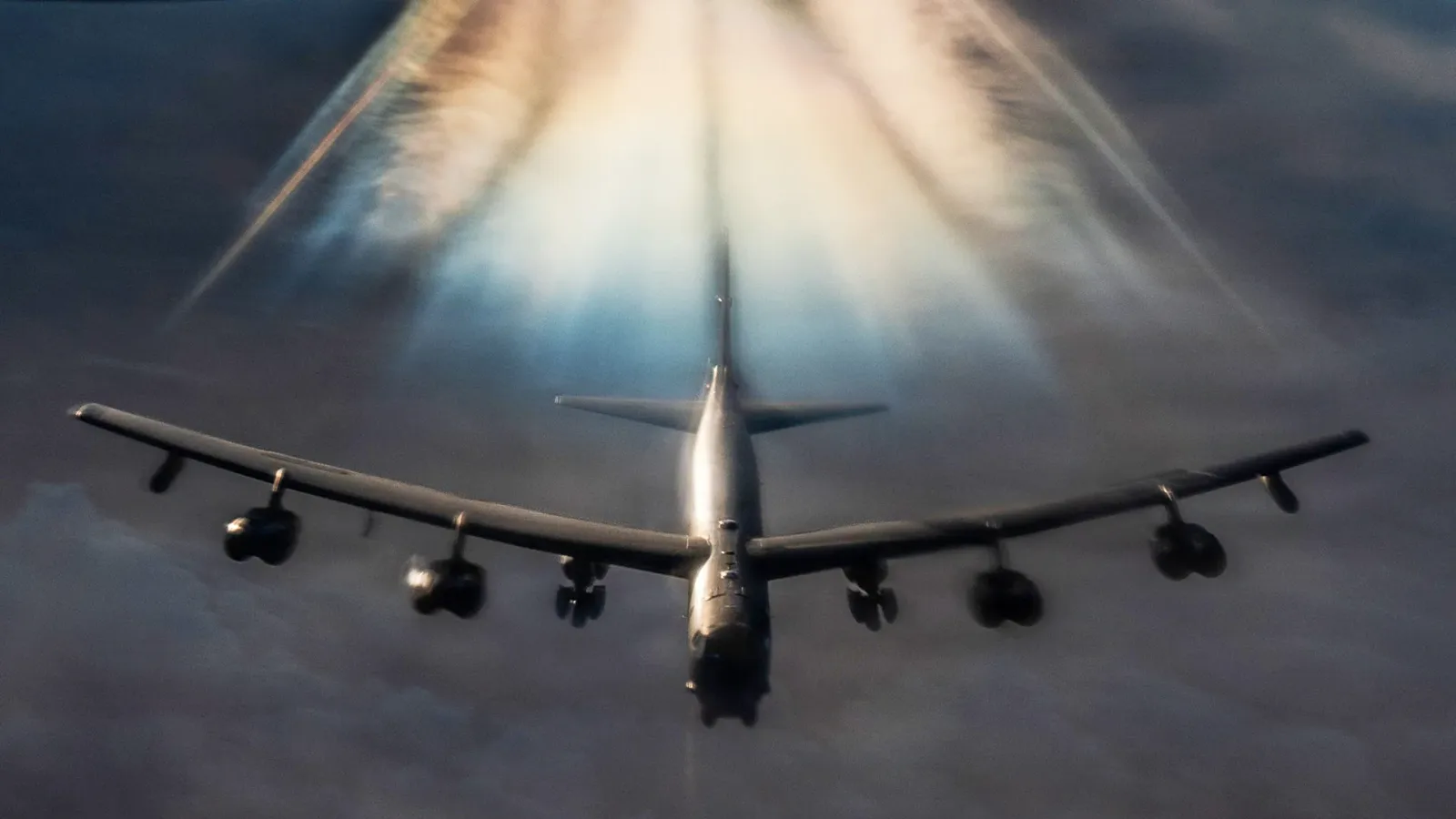 Bombardierul B-52 în zbor, cu efecte vizibile de condensare.