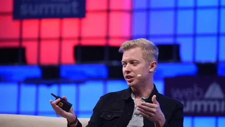Steve Huffman discutând despre creșterea Reddit în cadrul unui eveniment tehnologic.