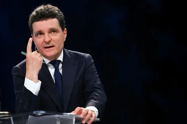 Nicuşor Dan discută despre stabilitatea guvernării în România.