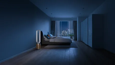 Ventilatorul purificator Dyson Find+Follow în cameră, cu utilizator relaxat.