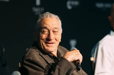 Robert De Niro discutând despre investiția sa în turismul de lux.