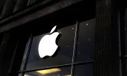 Logo-ul Apple pe fațada unui magazin, simbol al inovației tehnologice.