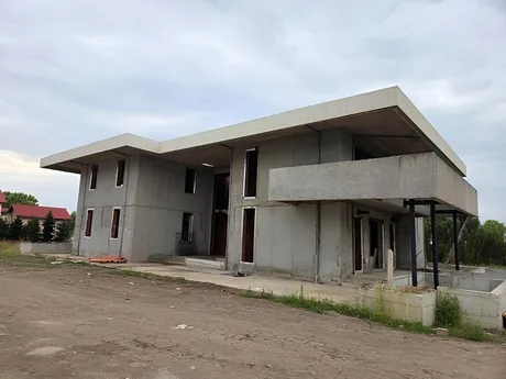 Construcție modernă în Pipera, destinată unui ansamblu rezidențial cu apartamente.