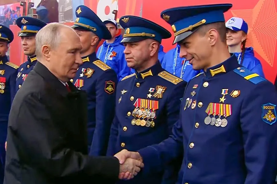 Vladimir Putin salută ofițeri militari la parada de 9 mai.
