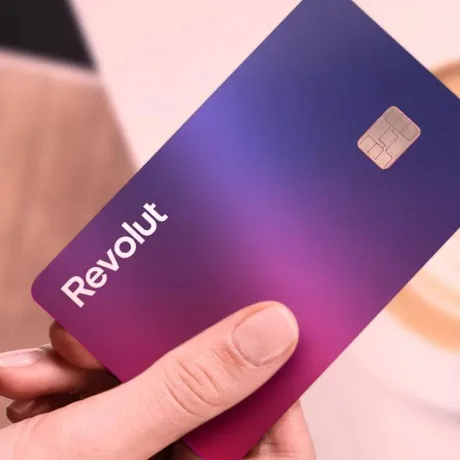 Card fizic Revolut fără număr, nume sau CVV, accesibil doar în aplicație.