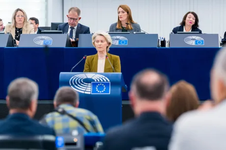 Ursula von der Leyen susține o declarație în Parlamentul European.