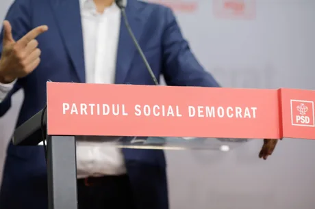 Logo-ul Partidului Social Democrat pe un fundal neutru, cu un discurs în desfășurare.