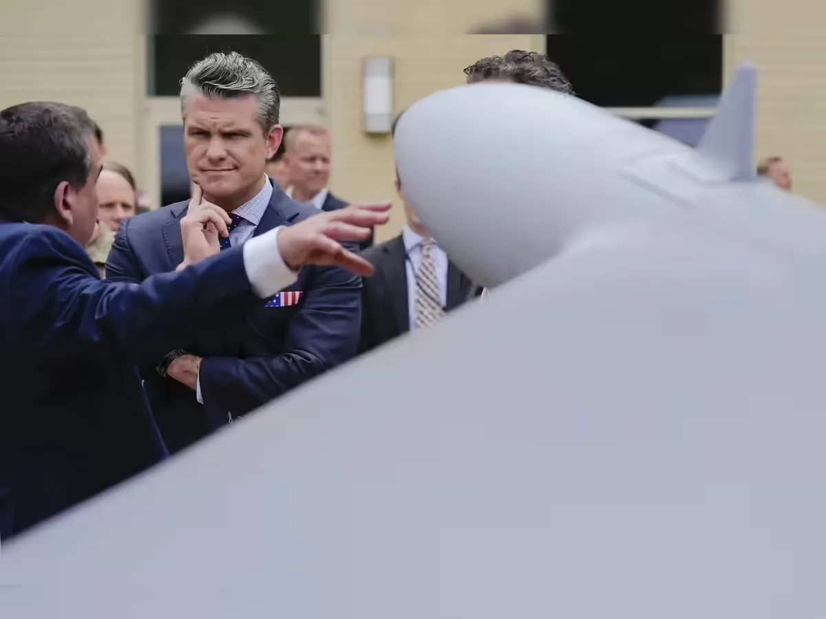 Discuție între oficiali despre tehnologia dronelor moderne.