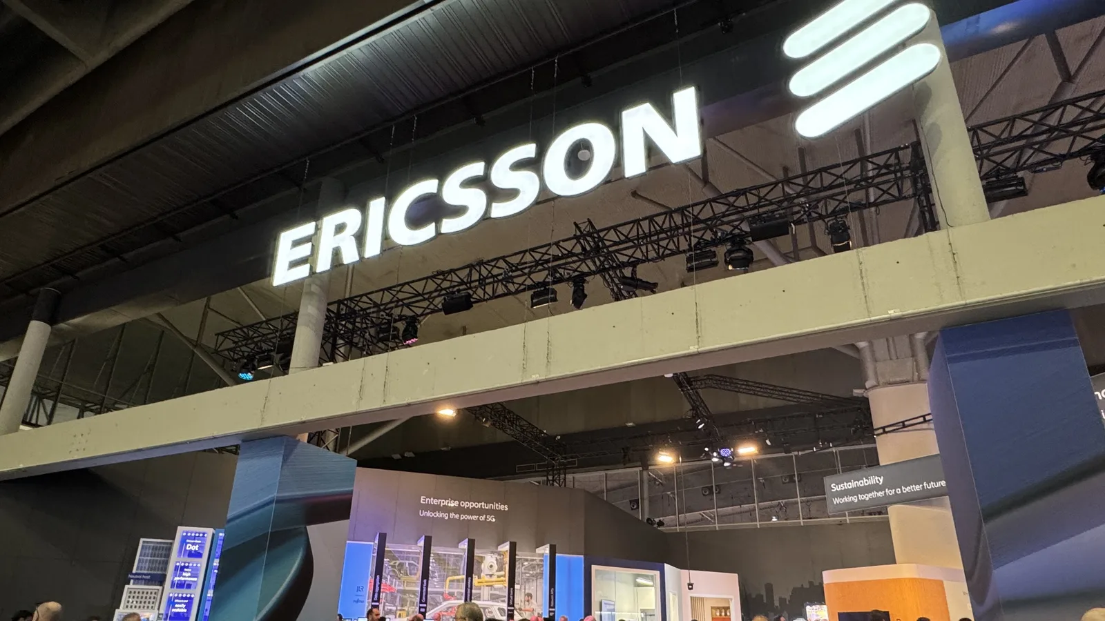 Logo-ul Ericsson pe un fundal modern, evidențiind inovația în telecomunicații.