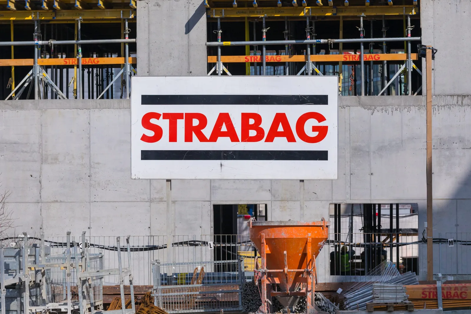 Logo-ul STRABAG pe un șantier de construcții din România.