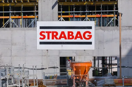 Logo-ul STRABAG pe un șantier de construcții din România.