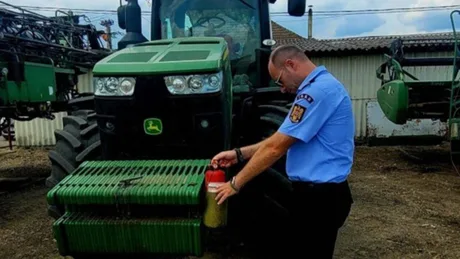 Un inspector verifică echipamentele de siguranță ale unei ferme agricole.