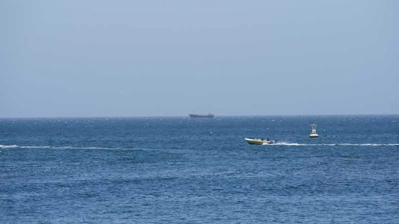 Nave navigând pe marea calmă din Strâmtoarea Ormuz.