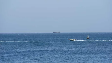 Nave navigând pe marea calmă din Strâmtoarea Ormuz.