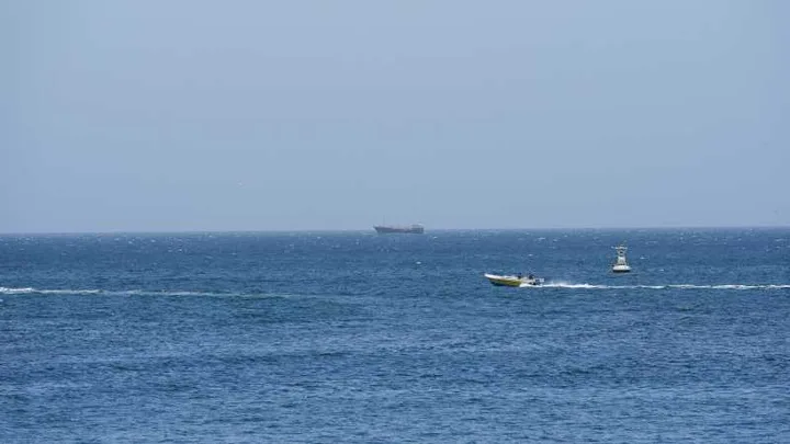 Nave navigând pe marea calmă din Strâmtoarea Ormuz.