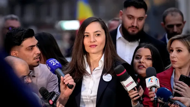 Parlamentarii discută despre moțiunea de cenzură și soluțiile de guvernare.