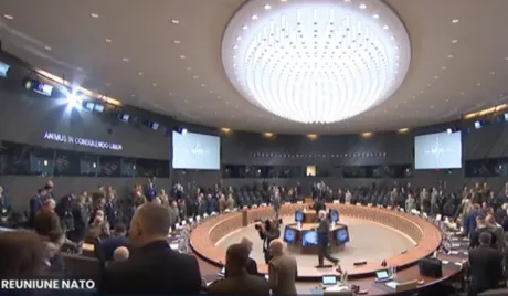 Reuniune a șefilor militari NATO în sala de conferințe din Bruxelles.