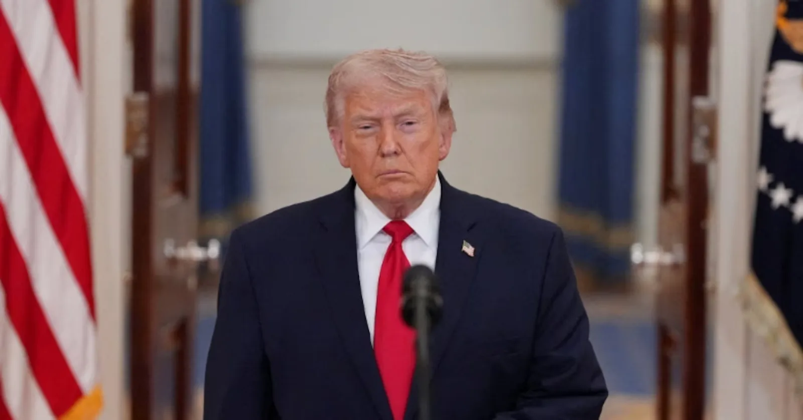 Donald Trump în fața camerelor, exprimându-se despre politica externă.