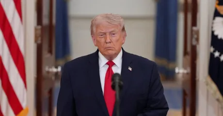 Donald Trump în fața camerelor, exprimându-se despre politica externă.