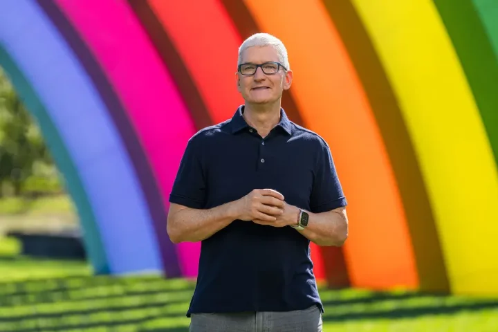 Tim Cook discutând despre predarea conducerii Apple într-un cadru colorat.