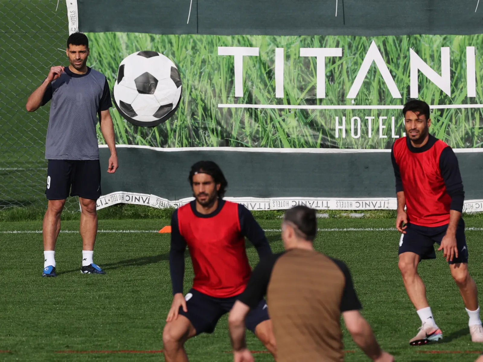 Jucători iranieni în timpul antrenamentului pe terenul de fotbal.