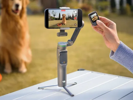 Gimbal DJI Osmo Mobile 8P utilizat pentru filmare în aer liber.