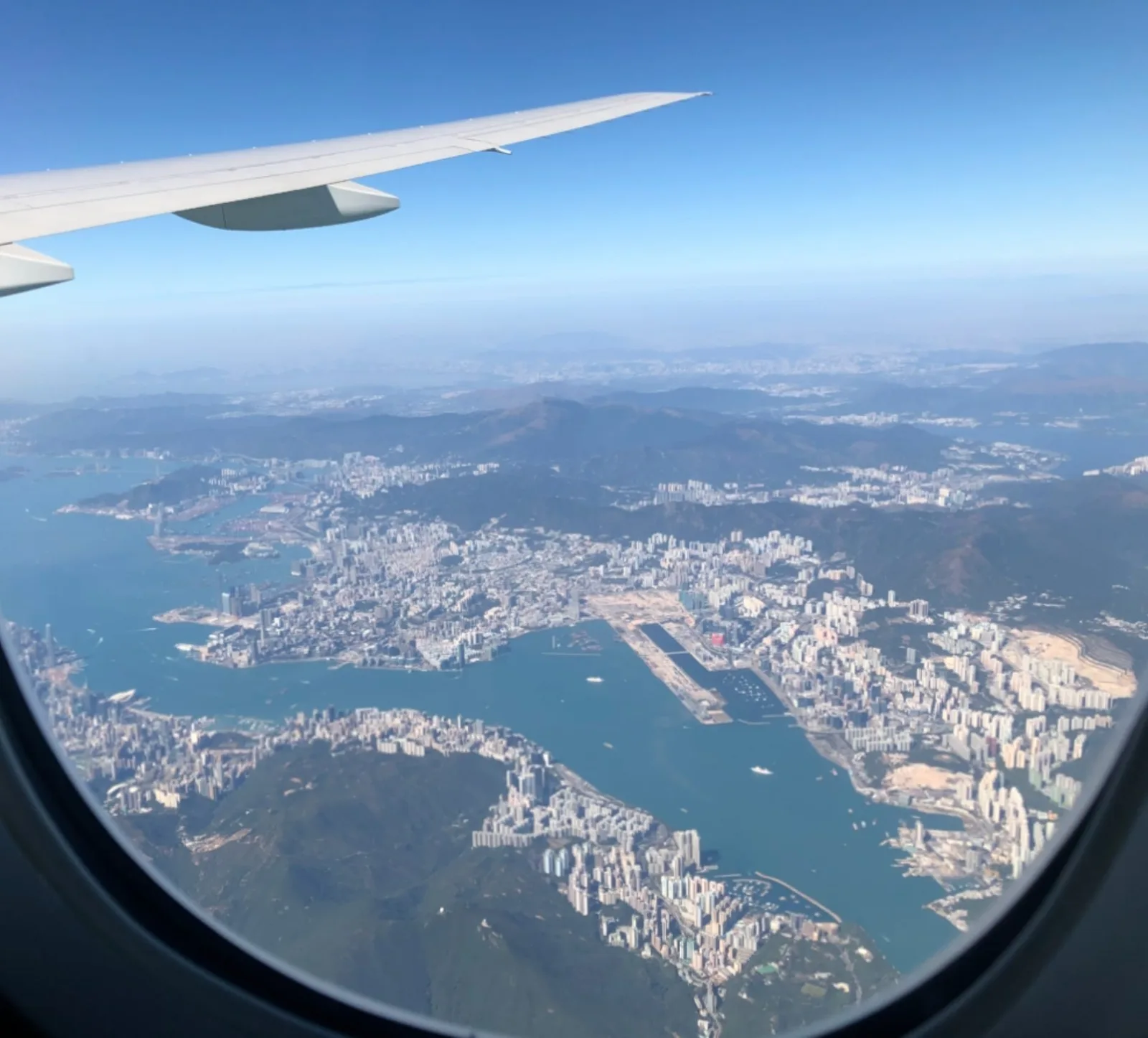 Vedere panoramică asupra unui oraș și ape dintr-un avion.