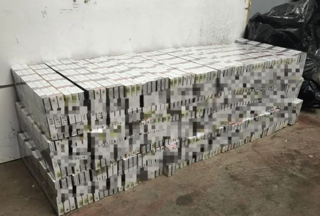 Pachete de țigări confiscate, aranjate pe o platformă.