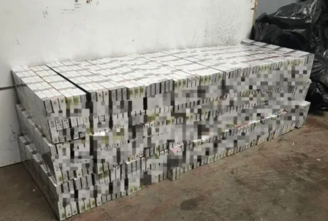 Pachete de țigări confiscate, aranjate pe o platformă.