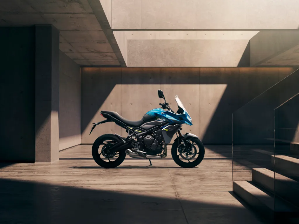 Motocicletă sport-touring pregătită pentru aventuri pe drumuri lungi.