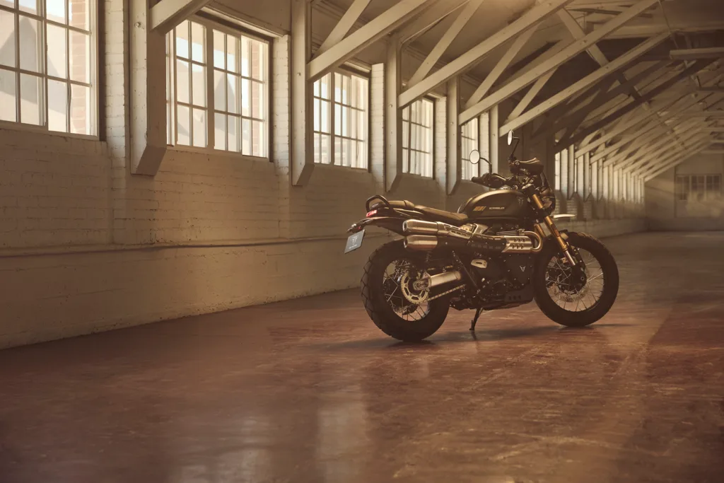 Scrambler 900 cu design clasic, ideal pentru utilizare mixtă.