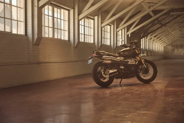 Scrambler 900 cu design clasic, ideal pentru utilizare mixtă.