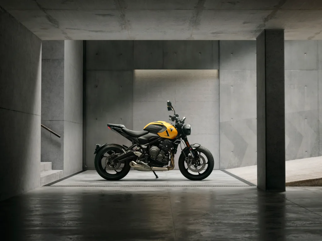 Motocicletă roadster urbană, perfectă pentru deplasări zilnice.