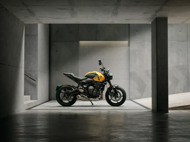 Motocicletă roadster urbană, perfectă pentru deplasări zilnice.