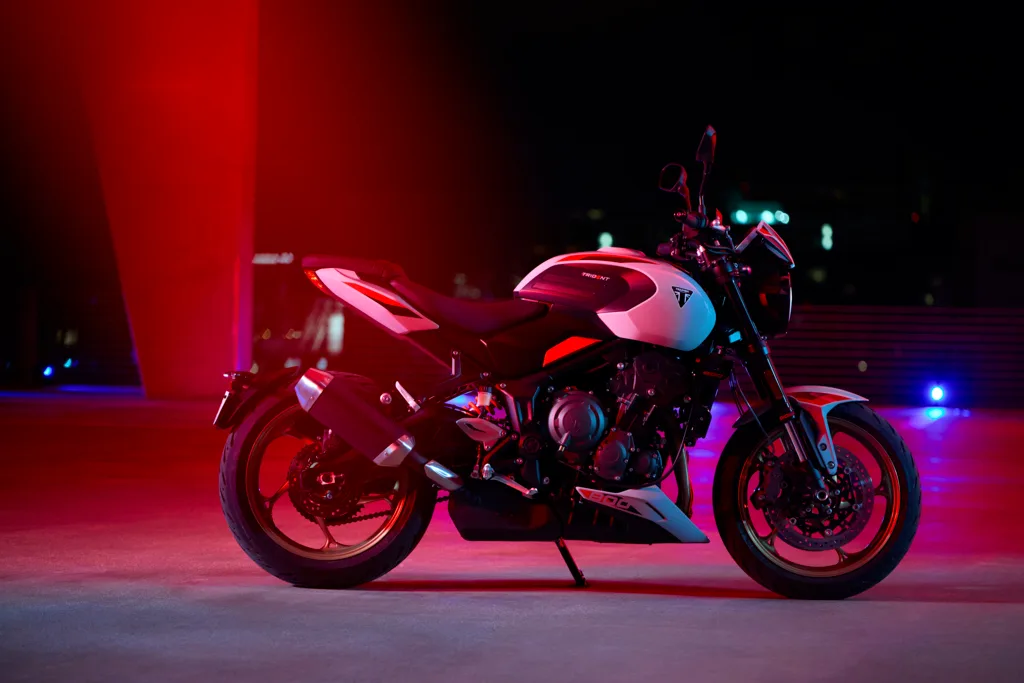 Motocicletă Triumph Trident 800 expusă în showroom-ul din București