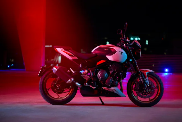 Motocicletă Triumph Trident 800 expusă în showroom-ul din București