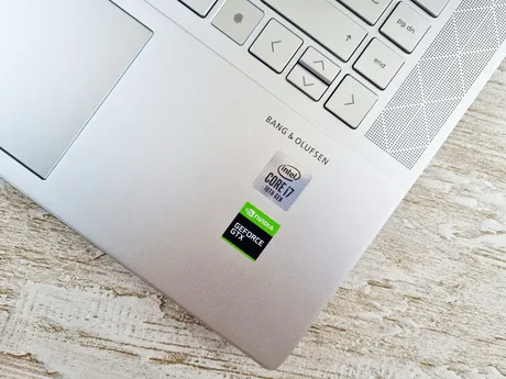 Detalii despre un laptop cu procesoare Intel și plăci grafice Nvidia.